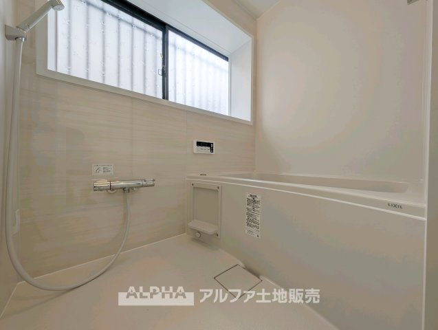 立川市砂川町7丁目　中古戸建の浴室|【Clean space】
◆浴室◆清潔感のあるバスルームは、お手入れもしやすい設計。浴室乾燥機付きで、雨の日の洗濯や湿気対策にも便利です。