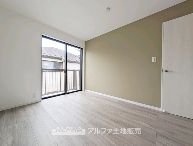 立川市砂川町7丁目　中古戸建の洋室|【smart room】
◆機能性を備えた空間◆シンプルな形状で家具配置がしやすく、生活スタイルに合わせた使い方が可能。日常に取り入れやすい洋室です。
