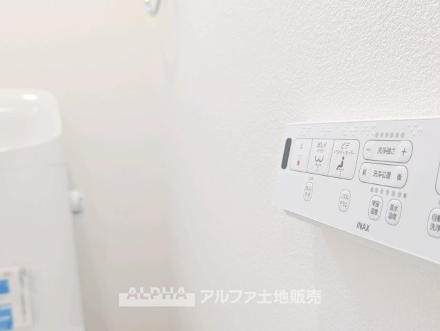 立川市砂川町7丁目　中古戸建のトイレ|【Warm water flush toilet】
◆温水洗浄便座付きトイレ◆お掃除も楽々。快適に過ごすためには今や欠かせない設備の一つです。壁掛けリモコンで使いやすくいつでも清潔に保てます。