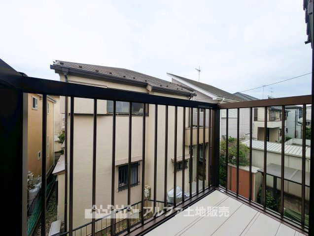 立川市砂川町7丁目　中古戸建のバルコニー|【Balcony】◆バルコニー◆日当たりの良いバルコニーは、洗濯物がよく乾くだけでなく、外の空気を感じながらひと息つける場所。暮らしに心地よい余白をもたらします。