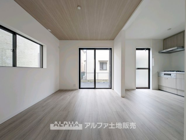 立川市砂川町7丁目　中古戸建の居間・リビング|【Living Space】
◆暮らしの中心◆
家族との団らんや来客時のおもてなし、お子様の遊び場や学習スペースなど、さまざまなライフシーンに対応するリビングです。