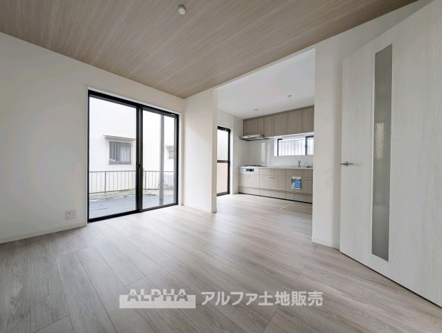 立川市砂川町7丁目　中古戸建の居間・リビング|【Time Together】
◆日常を彩る空間◆
食事や会話、読書や映画鑑賞など、ご家族それぞれの過ごし方を受け止めるリビング。何気ない日常を心地よい時間へとつなげます。