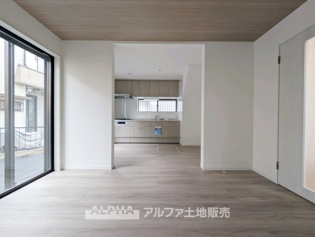 立川市砂川町7丁目　中古戸建の居間・リビング|【Living Room】
◆家族時間を育む◆
朝は食卓を囲み、昼はお子様の遊び場、夜は家族団らんのひととき。時間帯ごとに異なる役割を担い、暮らしの中心となるリビングです。