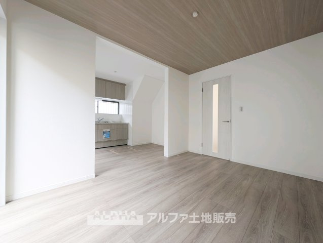 立川市砂川町7丁目　中古戸建の居間・リビング|【Life Stage】
◆暮らしに寄り添う◆
小さなお子様の遊び場から、成長後の学習スペース、ご夫婦のくつろぎの場まで、ライフステージに合わせて活用できます。
