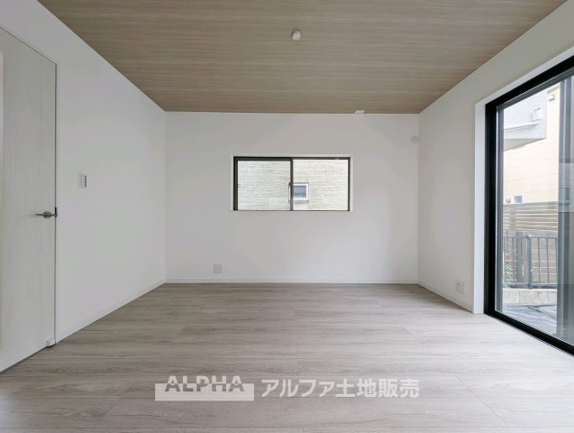 立川市砂川町7丁目　中古戸建の居間・リビング|【Daily Scene】
◆暮らしをつなぐ場所◆
「おはよう」から「おやすみ」まで、一日のさまざまな時間が交差するリビング。家族の何気ない毎日を、心地よく支える空間です。