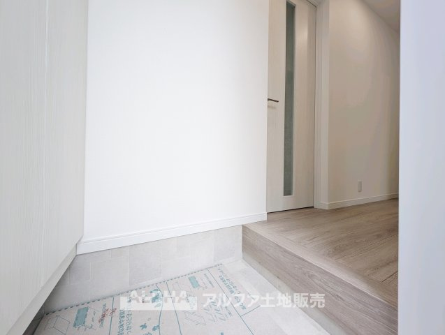 立川市砂川町7丁目　中古戸建の玄関|【Entrance Design】
◆玄関◆出入りのたびに気持ちが整うような落ち着きある玄関空間。シンプルな構成で使いやすく、住まい全体の印象をやわらかく引き立てます。