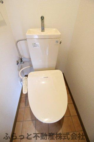 須藤川原代町住宅のトイレ|落ち着いた色調のトイレです
