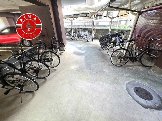ロマネスクカスミガオカの駐輪場|屋根付きの駐輪場なので雨の日でも安心です。