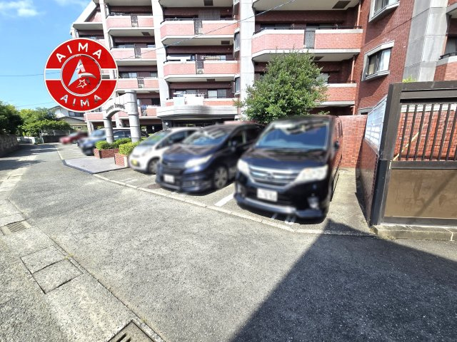 ロマネスクカスミガオカの駐車場|敷地内の駐車場です。