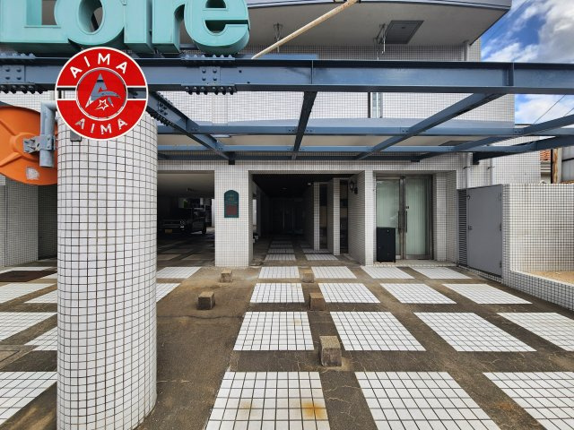 ロワールマンション周船寺|きれいなエントランス入口です。