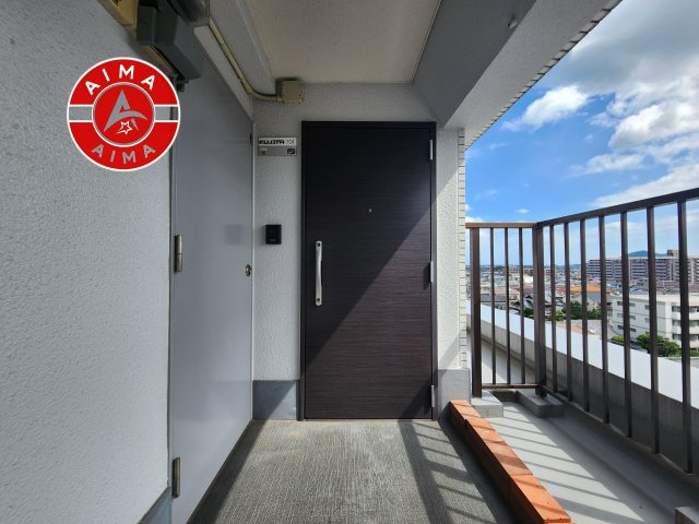 ロワールマンション周船寺 701の玄関|きれいに整えられた外玄関で、住まいの第一印象も良好です。