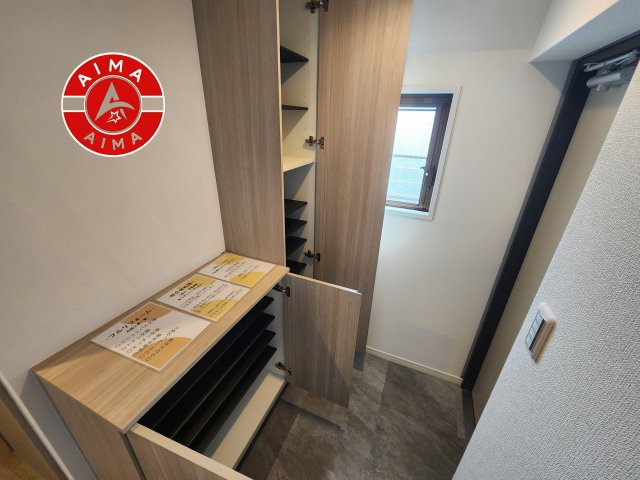 ロワールマンション周船寺 701の収納|家族全員の靴をすっきりと片付けられるため、生活感の出やすい玄関をいつでも綺麗な状態に保てます。