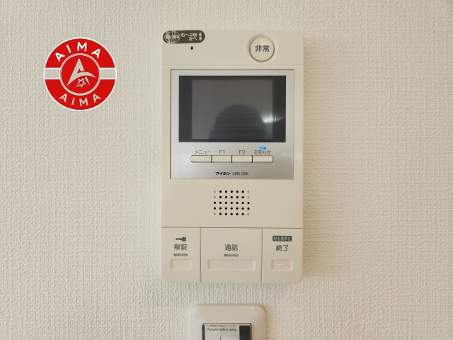 ロワールマンション周船寺 701のセキュリティ|玄関を開ける前に、室内のモニターで来訪者の顔と姿をしっかりと確認できるTVモニター付きインターホンを完備。