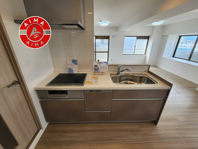 ロワールマンション周船寺 701のキッチン|リビングと一体感のある、明るくのびやかなオープンキッチン。