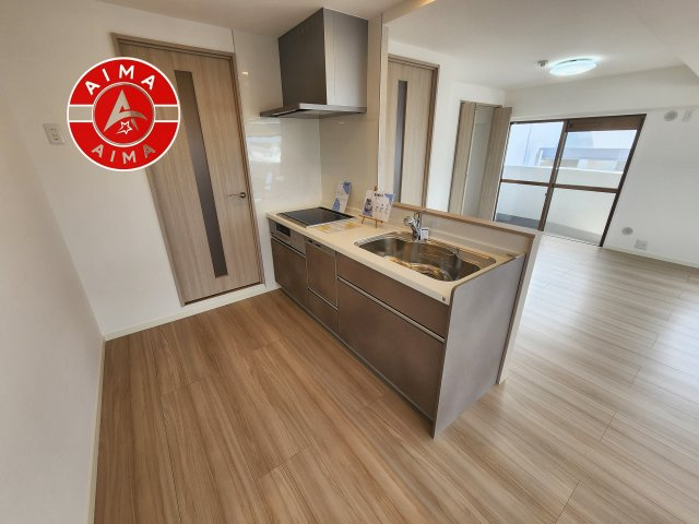 ロワールマンション周船寺 701のキッチン|ダイニングテーブルへの配膳がラクラク、お料理はかどるカウンター付きシステムキッチン！