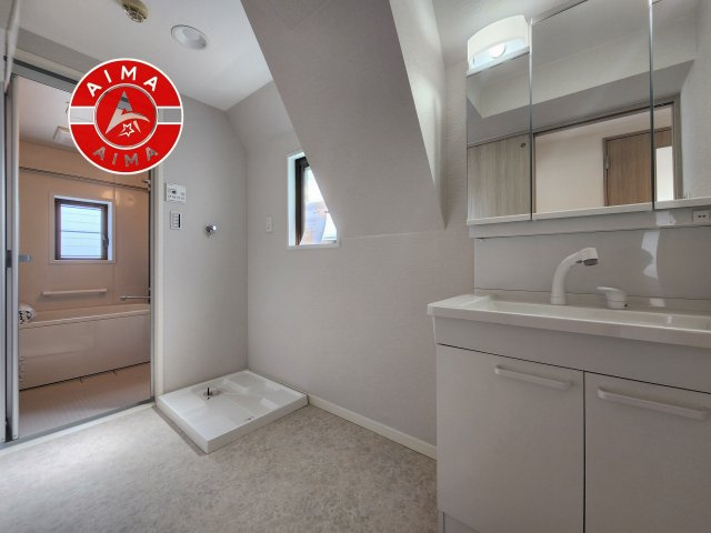 ロワールマンション周船寺 701の脱衣所|ゆとりの洗面スペースで朝の身支度もスムーズに。暮らしを快適に変えるシャワー付洗面台です！