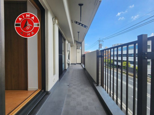サンシャイン野間のバルコニー|開放感があり、遮るものもなく気持ちのいい景色が広がります。お部屋にも爽やかな風と暖かく柔らかな日差しが差し込み、毎日の暮らしを豊かに彩ります。