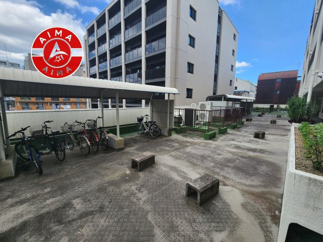 サンシャイン野間の駐輪場|屋根付きの駐輪場なので雨の日でも安心です。