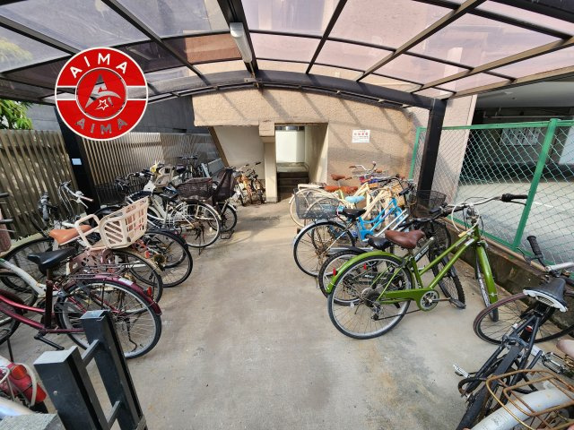 第三住吉ハイツの駐輪場|屋根付きの駐輪場なので雨の日でも安心です。