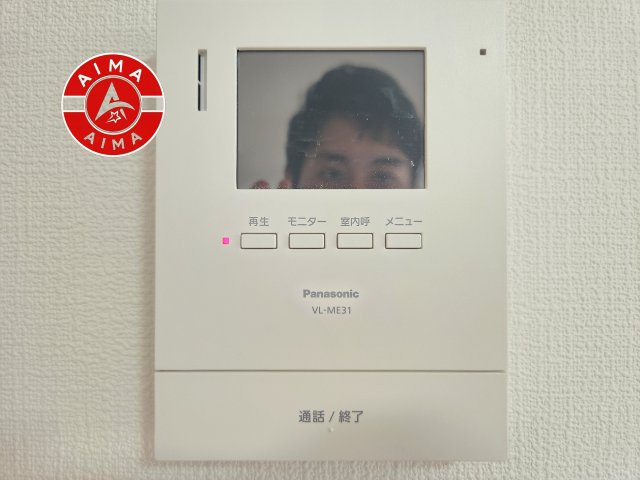 第三住吉ハイツのセキュリティ|玄関を開ける前に、室内のモニターで来訪者の顔と姿をしっかりと確認できるTVモニター付きインターホンを完備。