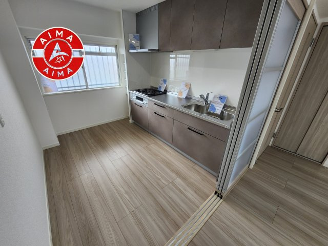 第三住吉ハイツのキッチン|ダイニングテーブルへの配膳がラクラク、お料理はかどるカウンター付きシステムキッチン！