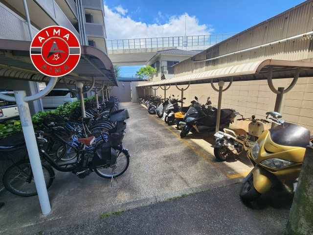 エイルヴィラ大橋南の駐輪場|屋根付きの駐輪場なので雨の日でも安心です。