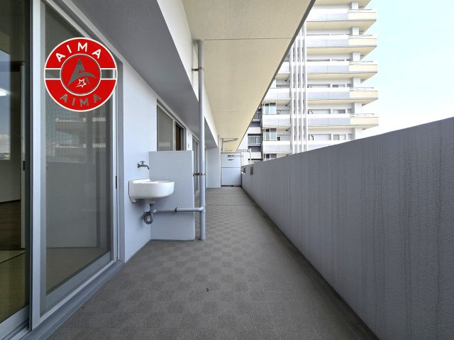 アンピール空港南のバルコニー|開放感があり、遮るものもなく気持ちのいい景色が広がります。お部屋にも爽やかな風と暖かく柔らかな日差しが差し込み、毎日の暮らしを豊かに彩ります。