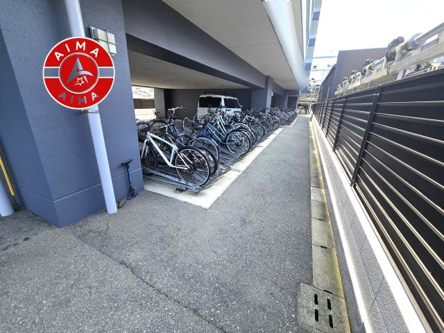 アンピール空港南の駐輪場|屋根付きの駐輪場なので雨の日でも安心です。