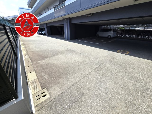 アンピール空港南の駐車場|敷地内の駐車場です。