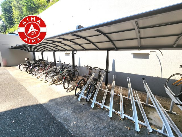 東峰マンション野間大池公園の駐輪場|屋根付きの駐輪場なので雨の日でも安心です。