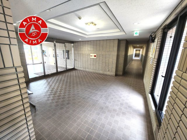 東峰マンション野間大池公園のロビー|温かみのあるエントランスロビーです。