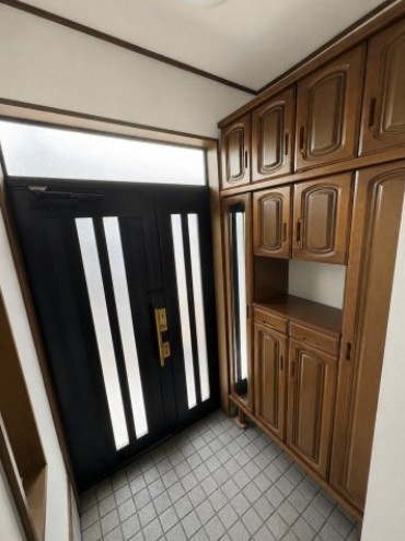伏見区深草平田町の玄関|掲載写真はプライベート保護の為、家具・調度品をCG処理で削除しています。