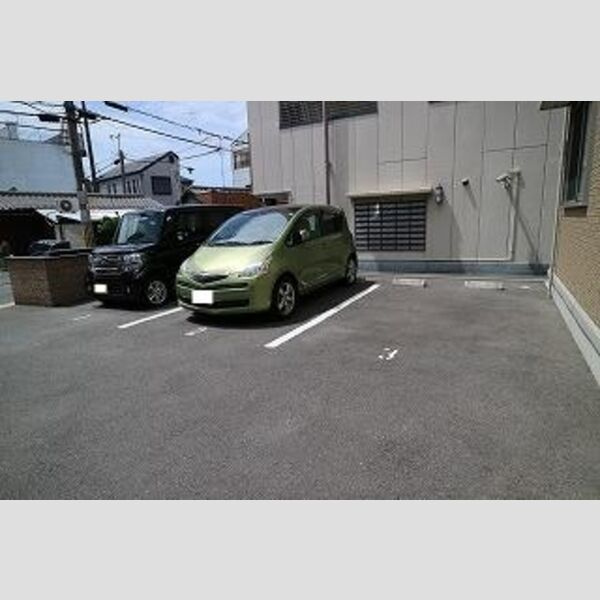 サフィールKの駐車場