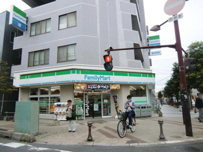 ファミリーマートわらび西口店 525m