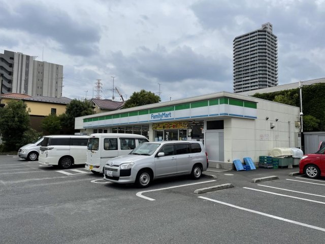 ファミリーマートさいたま辻八丁目店 徒歩3分。 240m