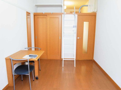 【居間・リビング】 | レオパレスフロンティア | ロフト付きで天井が高く開放感があります。
