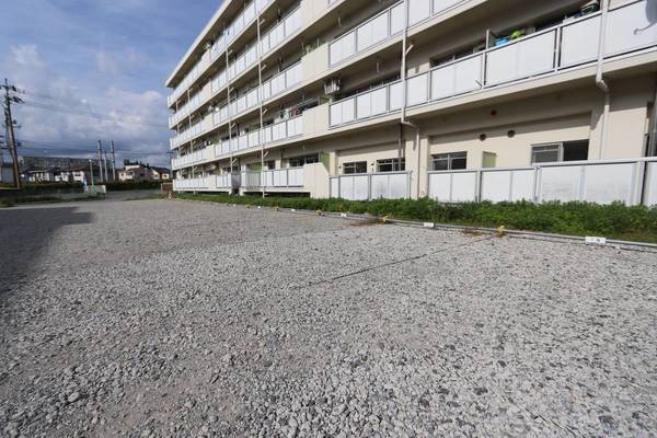 ビレッジハウス植田2号棟の駐車場
