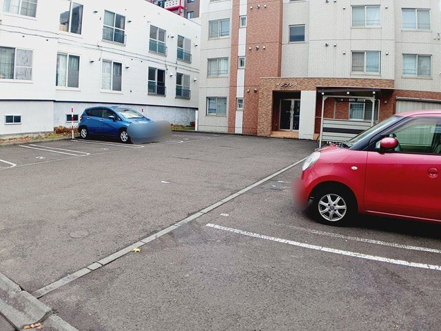 インプレスの駐車場