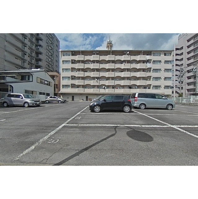 平和ビルの駐車場