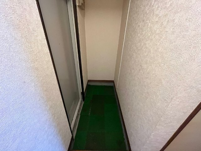 とみながビルの玄関