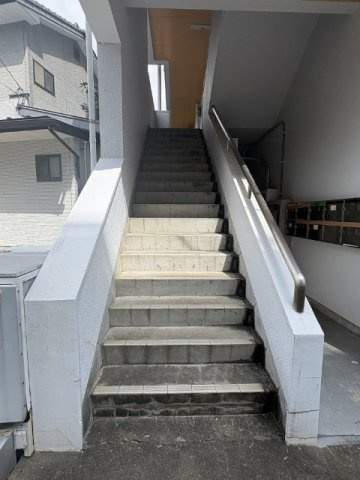 とみながビルのエントランス