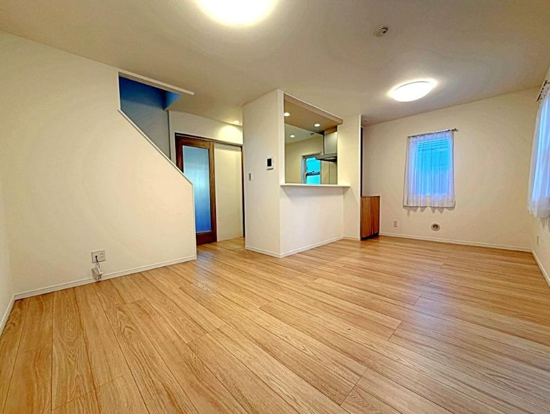茅ヶ崎市菱沼１丁目　中古戸建の居間・リビング|こちらのリビングで趣味の時間をお楽しみください