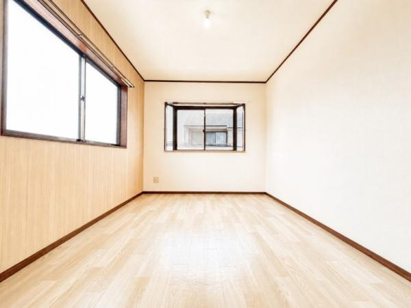 枚方市 春日東町 ２丁目　中古 一戸建ての洋室|出窓のある明るい洋室です。現地内覧予約受付中です。