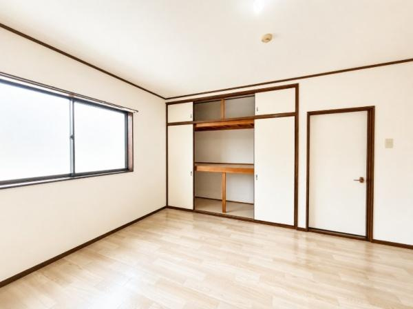 枚方市 春日東町 ２丁目　中古 一戸建ての洋室|バルコニーに面しており、大きいクローゼットがありますので、多くの物を収納頂けます。