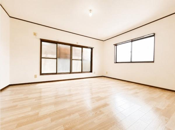 枚方市 春日東町 ２丁目　中古 一戸建ての洋室|バルコニーに面しており、窓からの陽当たりや風通しは良好です。