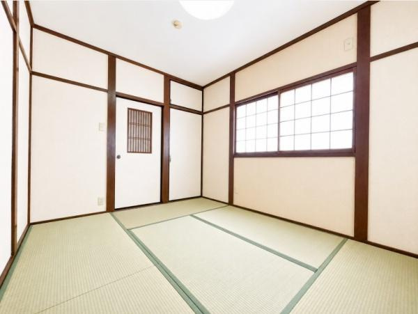 枚方市 春日東町 ２丁目　中古 一戸建ての和室|明るい和室です。収納有ります。