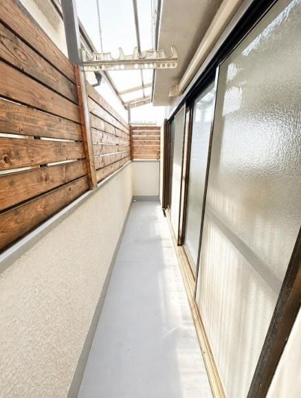枚方市 春日東町 ２丁目　中古 一戸建てのバルコニー|バルコニー〈内覧ご予約受付中〉内覧日時のご相談含め、お気軽にお問い合わせ下さい。