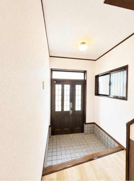 枚方市 春日東町 ２丁目　中古 一戸建ての玄関|玄関回り広いですので、是非現地をご確認下さい。