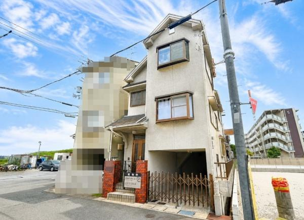 枚方市 春日東町 ２丁目　中古 一戸建ての前面道路含む現地写真|駅まで徒歩で10分圏内です。