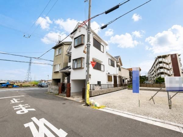 枚方市 春日東町 ２丁目　中古 一戸建ての前面道路含む現地写真|駅まで徒歩で10分圏内です。
